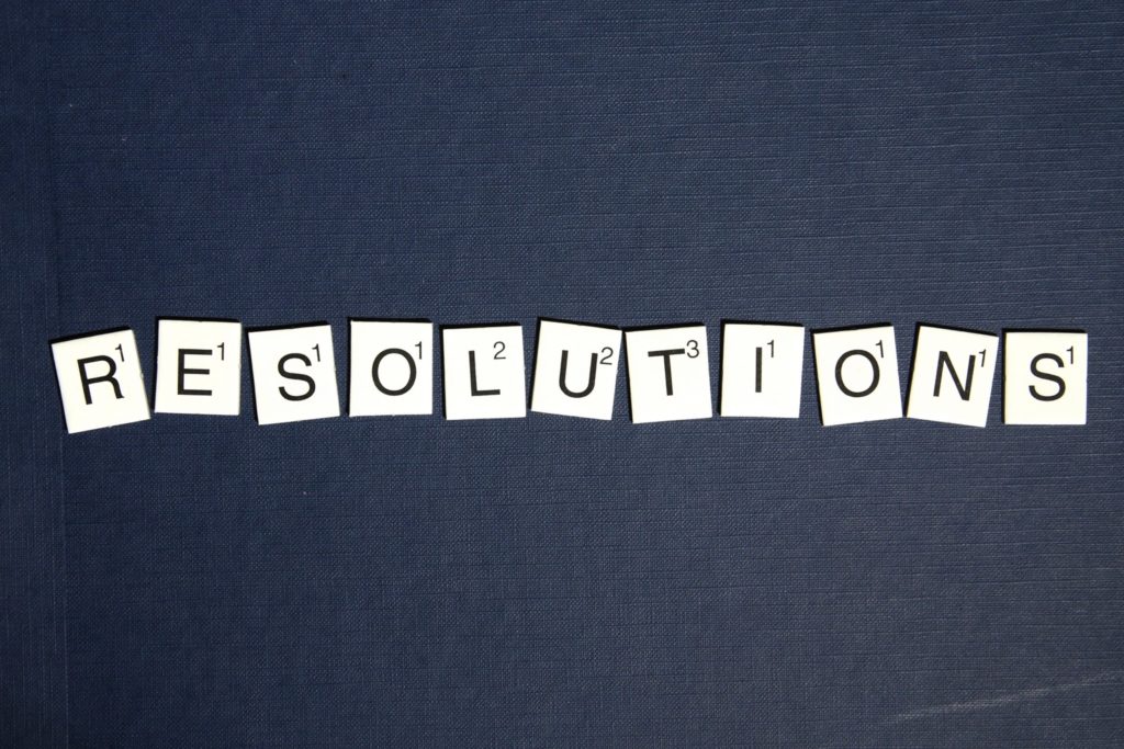 "Résolutions" écrit avec des lettres de scrabble sur fond noir